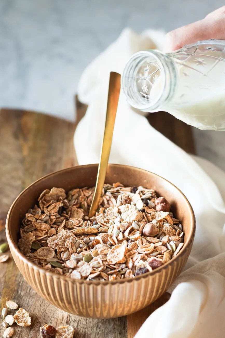 Verse yoghurt met vezelrijke voeding en fruit voor een gezonde darmflora